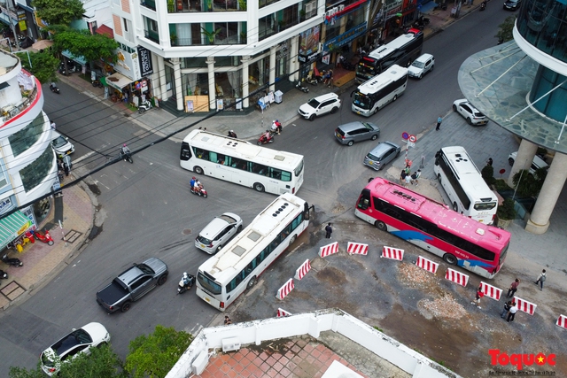 Ô tô trên 29 chỗ tại giao lộ Nguyễn Thị Minh Khai - Tô Hiến Thành, TP. Nha Trang.