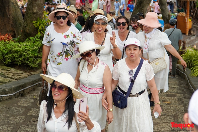 Du khách tham quan tại Tháp Bà Ponagar (TP. Nha Trang).