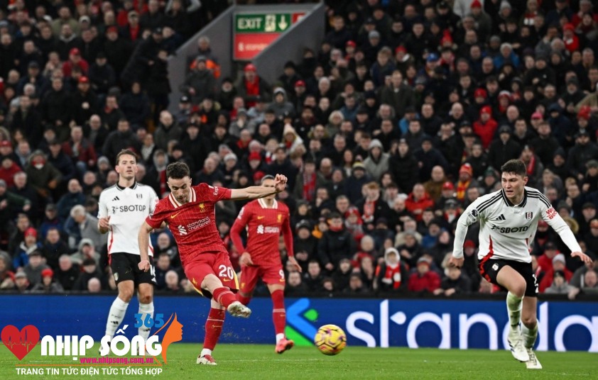 Diogo Jota xuất sắc giữ lại một điểm cho Liverpool. Ảnh: Getty