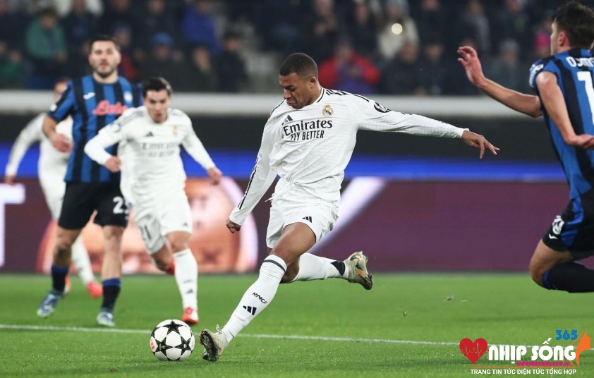 Mbappe sớm giúp Real vượt lên trước Atalanta. Ảnh: Getty