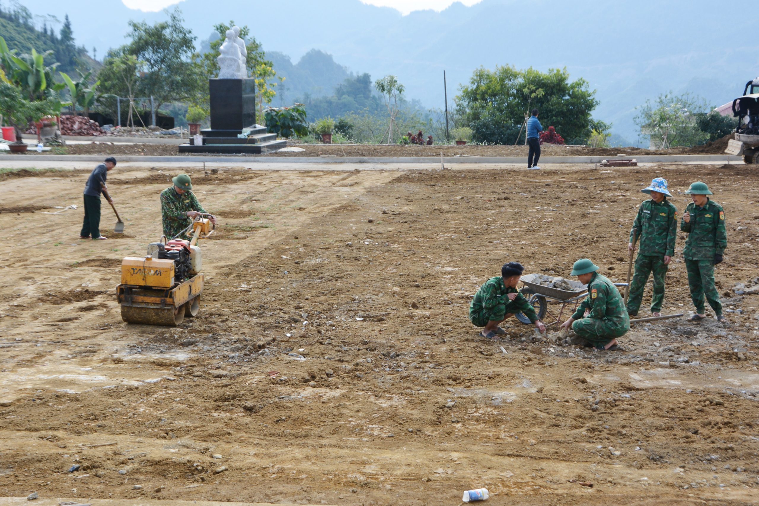 Đồn Biên phòng Nậm Chảy đẩy nhanh tiến độ, quyết tâm hoàn thành công trình chào mừng trước ngày 22/12. Ảnh Báo Lào Cai 