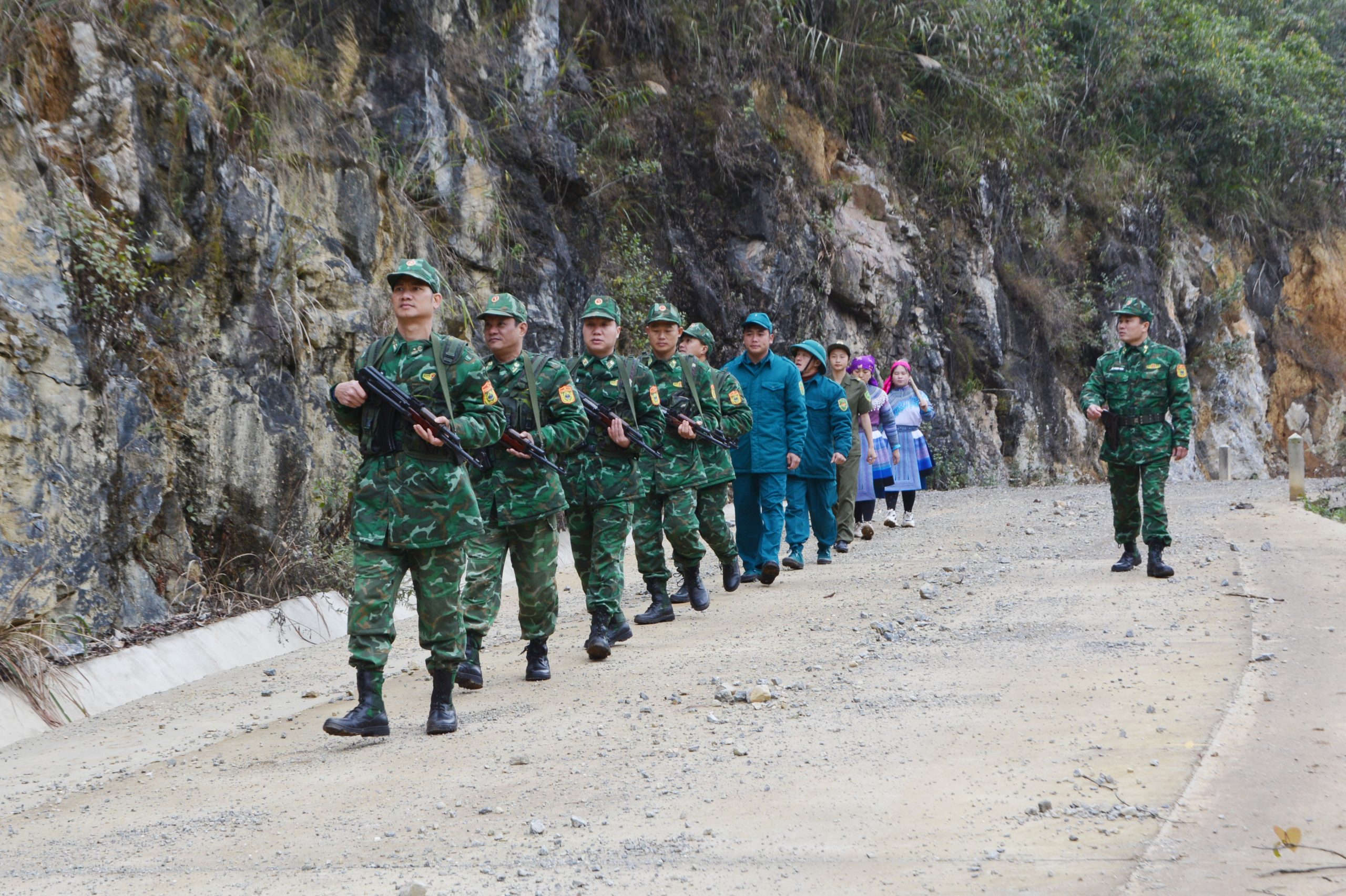 Việc thực hiện các công trình sẽ góp phần nâng cao tinh thần, trách nhiệm của cán bộ, chiến sĩ, hoàn thành tốt nhiệm vụ bảo vệ chủ quyền, an ninh biên giới. Ảnh Báo Lào Cai 