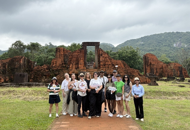 Đoàn famtrip tham quan, khảo sát khu đền tháp Mỹ Sơn.