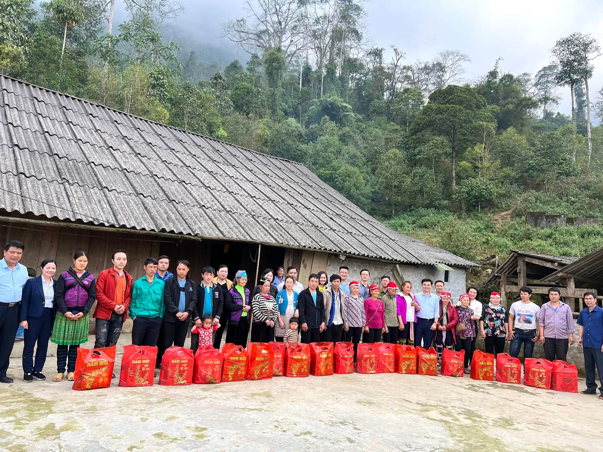 Nguồn lực ủng hộ sẽ được phân bổ công bằng, đảm bảo hộ nghèo đón tết an vui (Ảnh Báo Lào Cai)