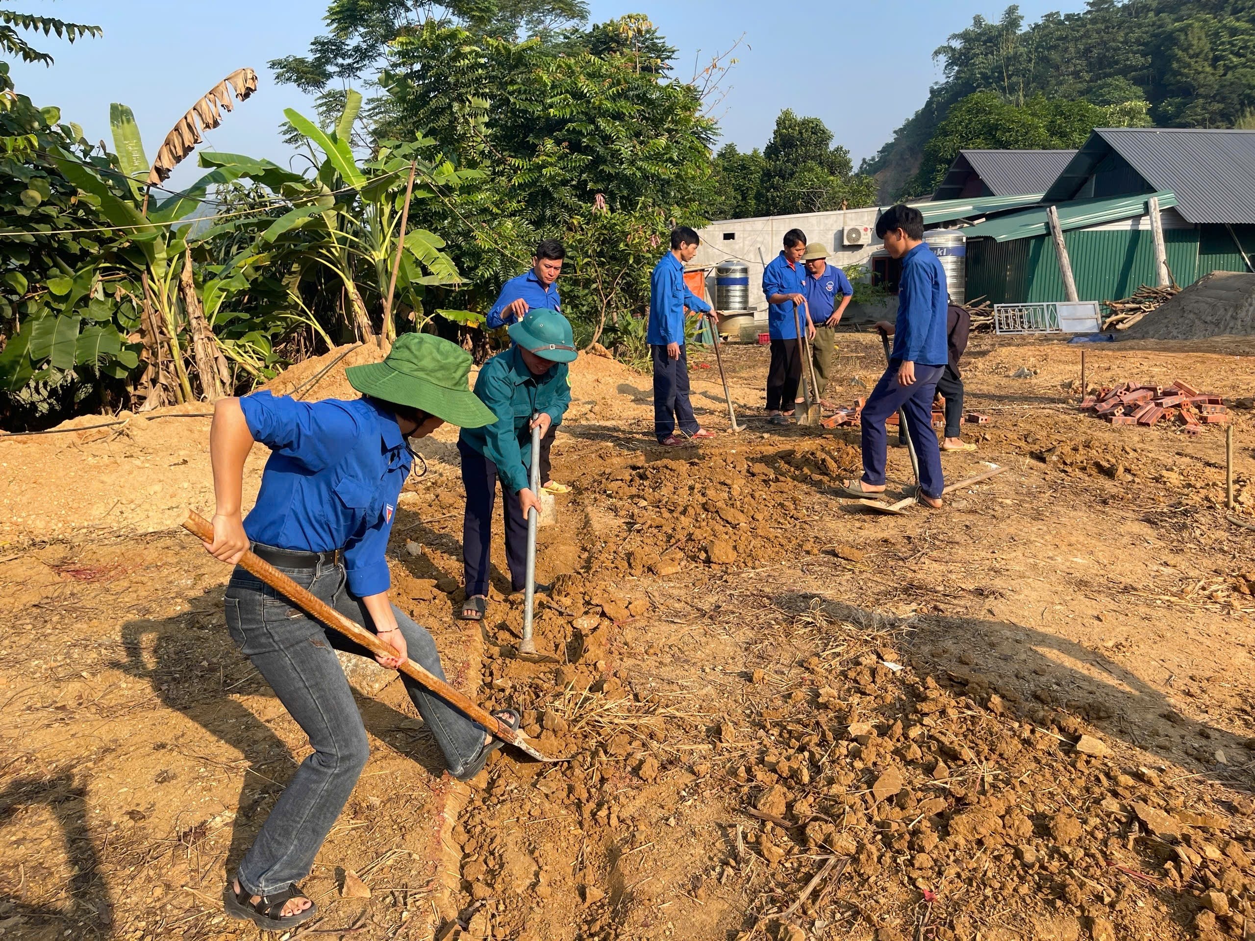 Hỗ trợ ngày công giúp hộ bị thiệt hại đào móng nhà (Ảnh Báo Lào Cai)