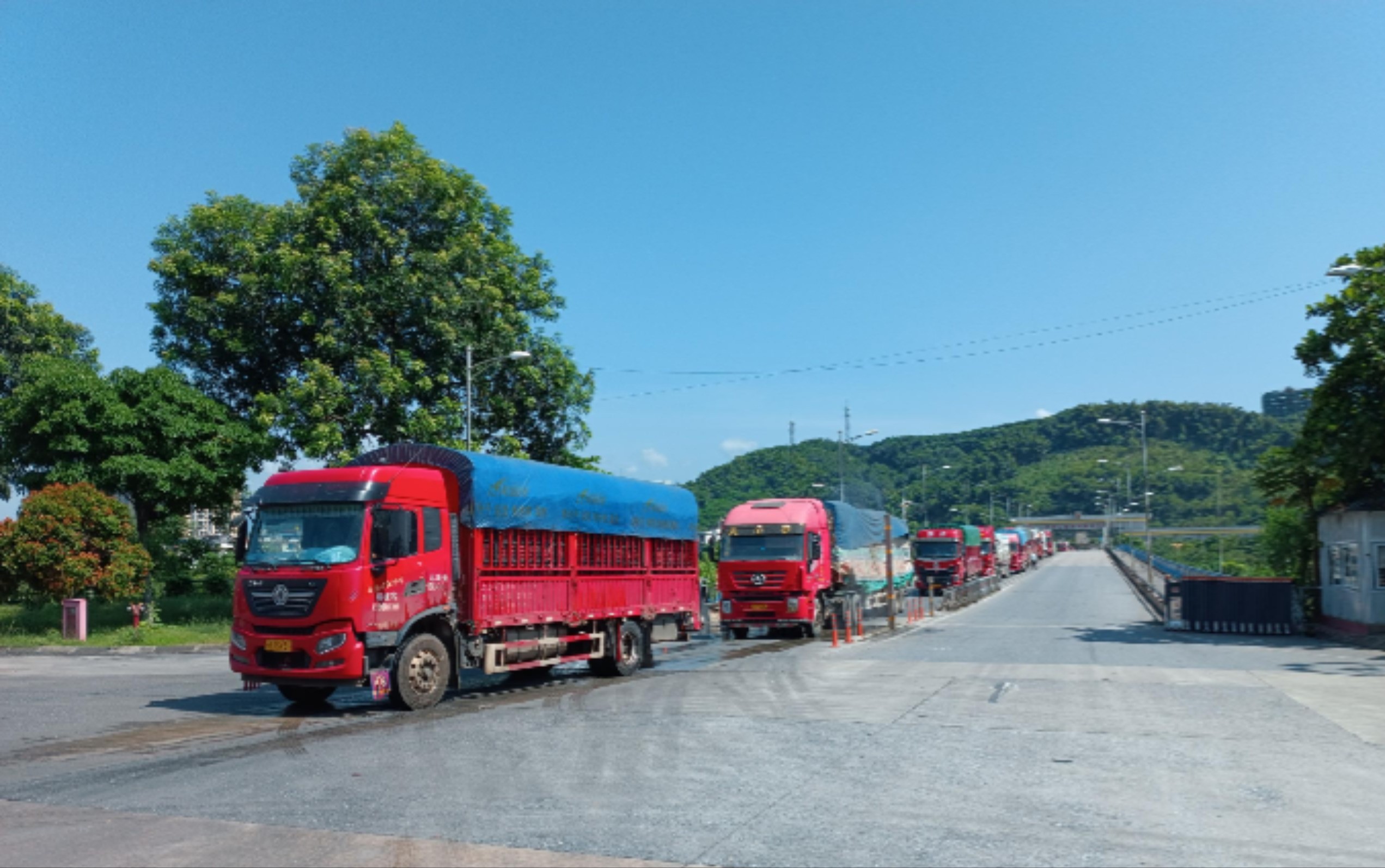 Hoạt động xuất - nhập khẩu hàng hoá qua Cửa khẩu số II Kim Thành (Ảnh Báo Lào Cai)