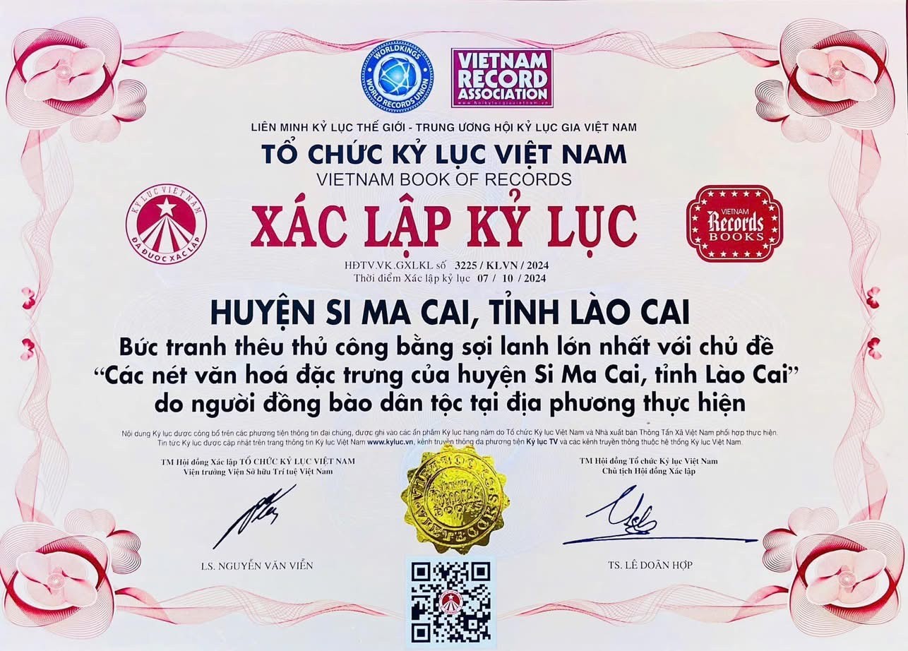 Tác phẩm được Tổ chức Kỷ lục Việt Nam xác lập là Bức tranh thêu thủ công bằng sợi lanh lớn nhất với chủ đề “Các nét văn hoá đặc trưng của huyện Si Ma Cai, tỉnh Lào Cai” do người đồng bào dân tộc tại địa phương thực hiện. (Ảnh Báo Lào Cai)