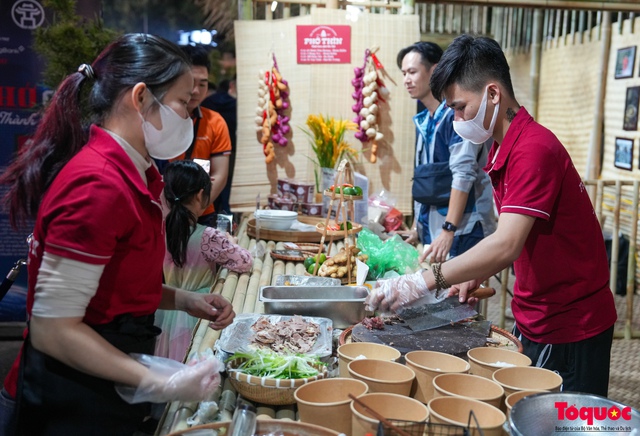 Đông đảo người dân và du khách tới trải nghiệm di sản Phở Hà Nội