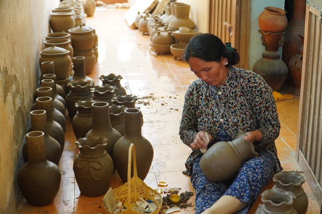 Hiện, làng gốm Bàu Trúc có trên 400 hộ gắn bó với nghề làm gốm, chiếm khoảng 70% số hộ đồng bào Chăm sinh sống ở địa phương.