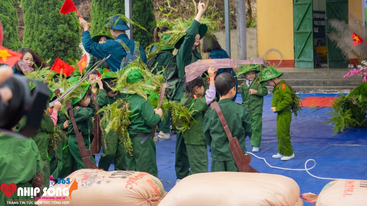 Những bước chân ngây thơ hòa quyện cùng giai điệu hào hùng, tái hiện hình ảnh người lính hành quân trên con đường kháng chiến