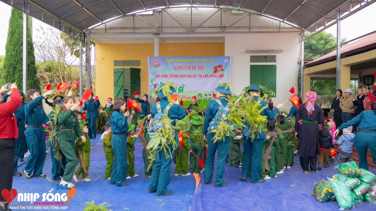 Các chiến sĩ nhí đã hóa thân thành những người lính dũng cảm.