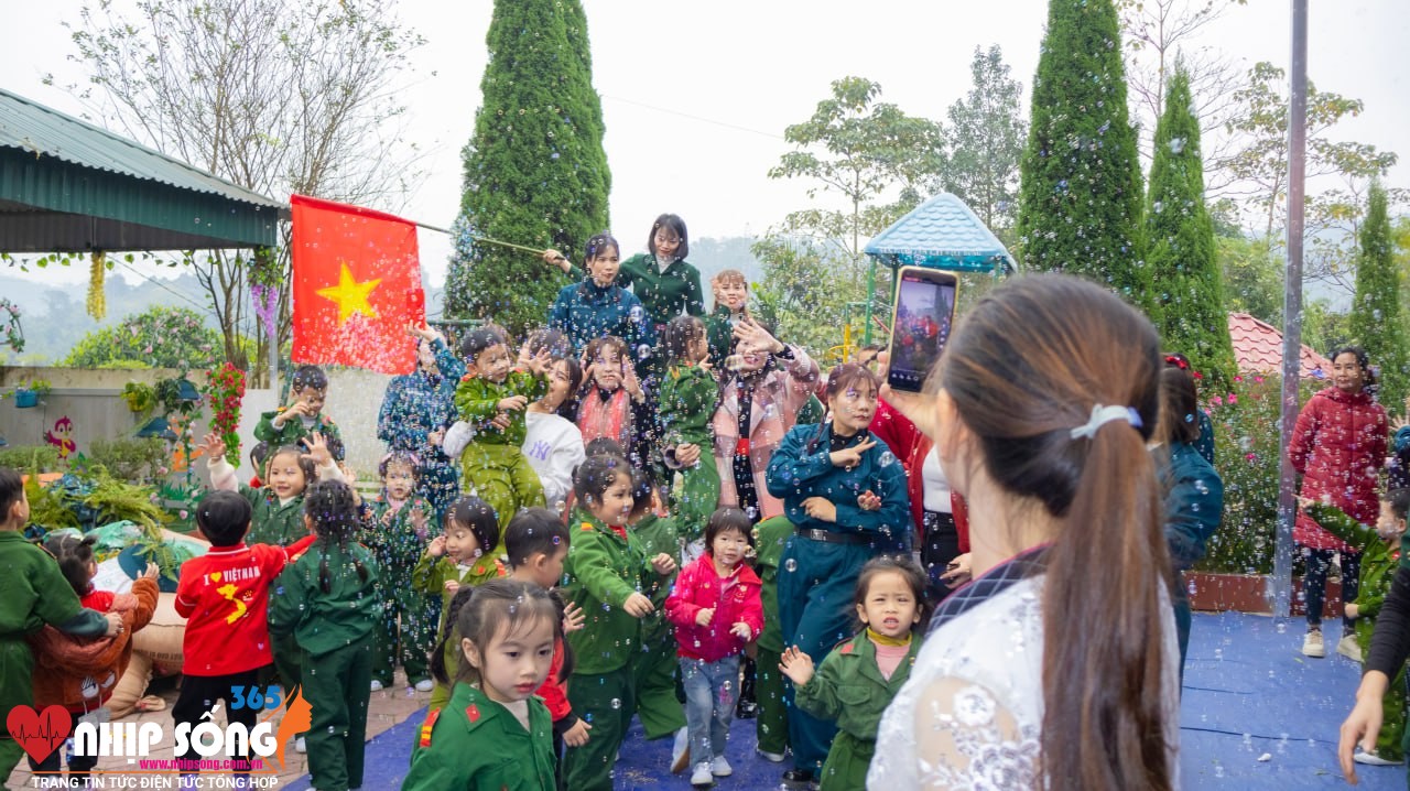 Màn pháo hoa bong bóng xà phòng lung linh.