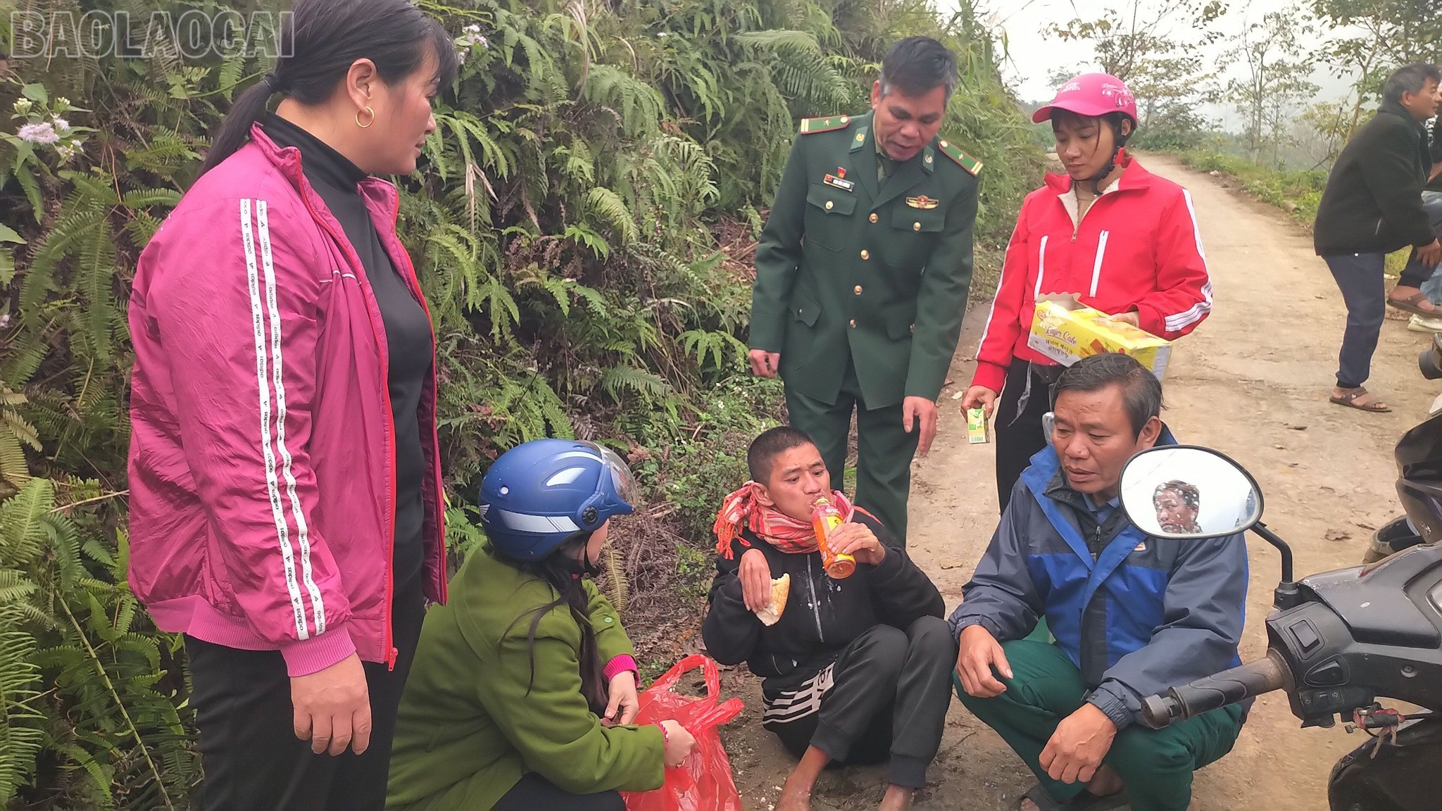 Anh Vũ Văn Khoa được tìm thấy trong tình trạng mệt mỏi, kiệt sức sau gần 4 ngày đi lạc (Ảnh Báo Lào Cai)