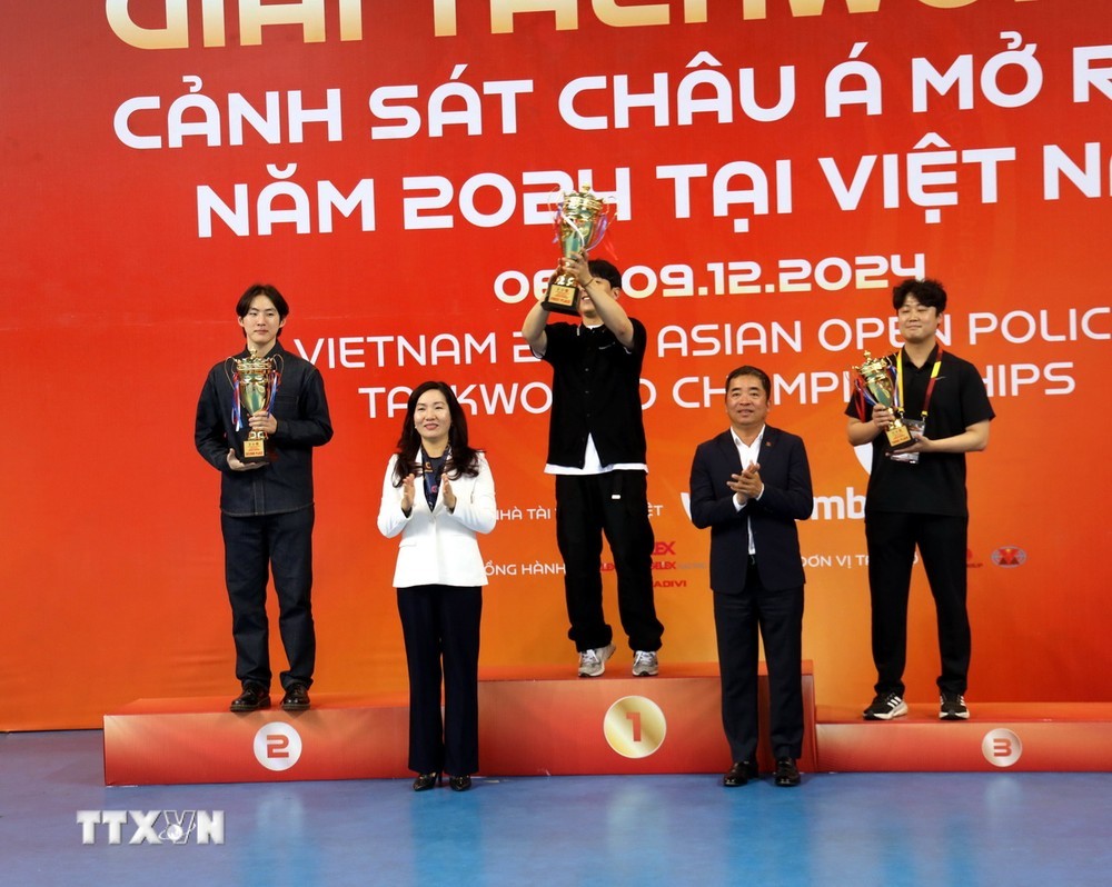 Trao giải cho võ sĩ taekwondo.