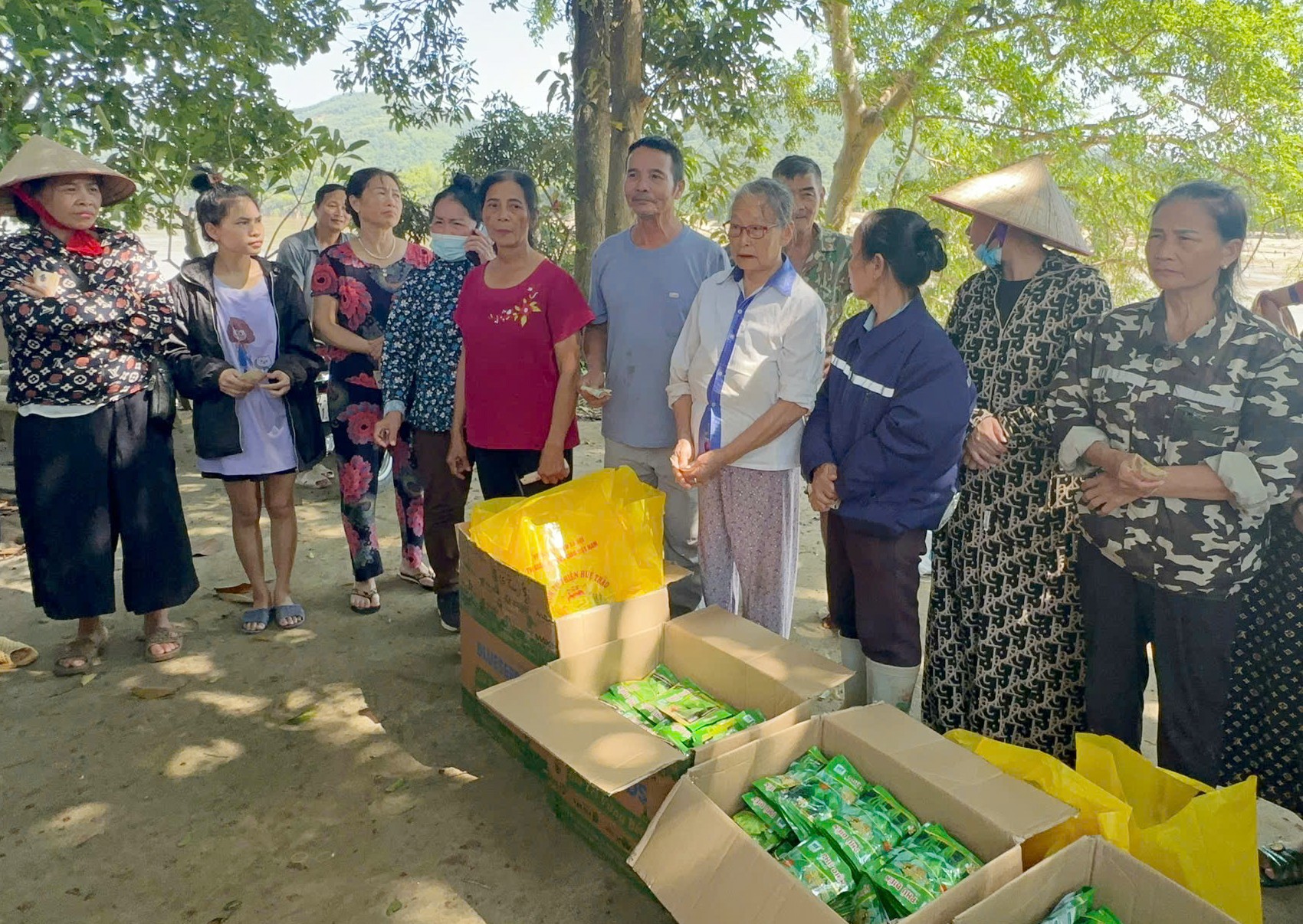 Trao hỗ trợ giống rau các loại cho người dân gieo trồng sau thiên tai. ( Ảnh BLC )