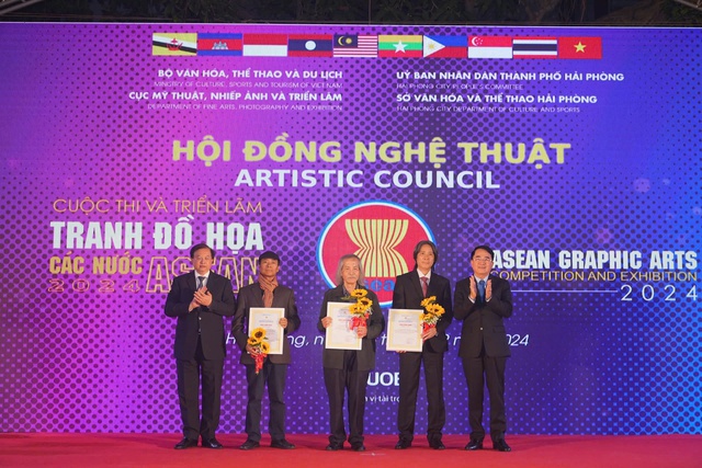 Ông Tạ Quang Đông - Thứ trưởng Bộ VHTTDL và ông Lê Khắc Nam - Phó Chủ tịch UBNDTP Hải Phòng trao giấy chứng nhận và tặng hoa các thành viên Hội đồng nghệ thuật Cuộc thi