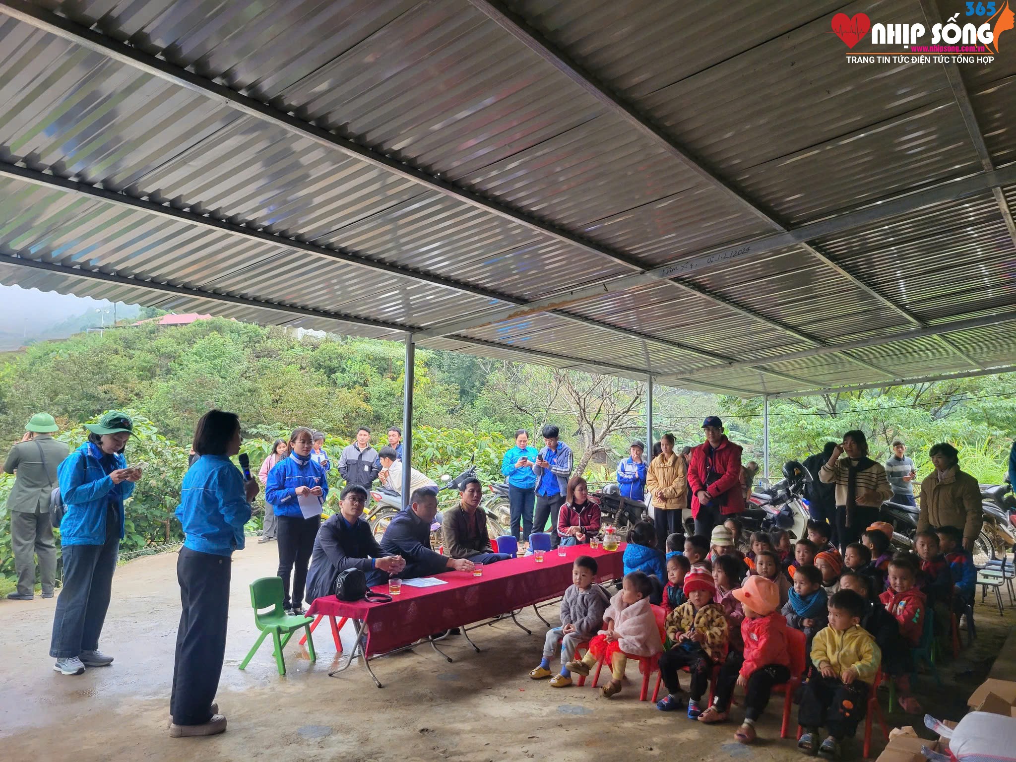 Hành trình mang yêu thương đến vùng cao