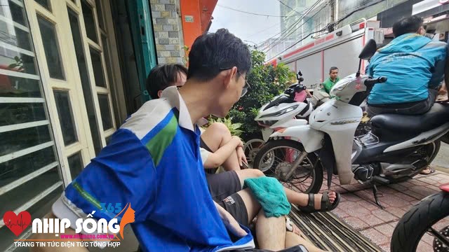 Một người thuê trọ thoát ra khỏi căn nhà cháy bằng cách lấy khăn ướt bịt mũi để tránh ngạt khói