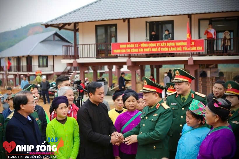 Thượng tướng Hoàng Xuân Chiến, Thứ trưởng Bộ Quốc phòng thăm hỏi, động viên người dân đoàn kết vượt qua khó khăn