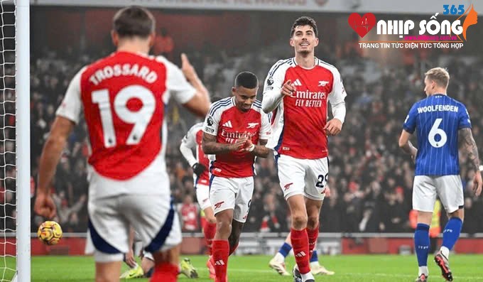 Arsenal thắng 1-0 trước Ipswich Town để vươn lên vị trí thứ 2 tại Premier League.