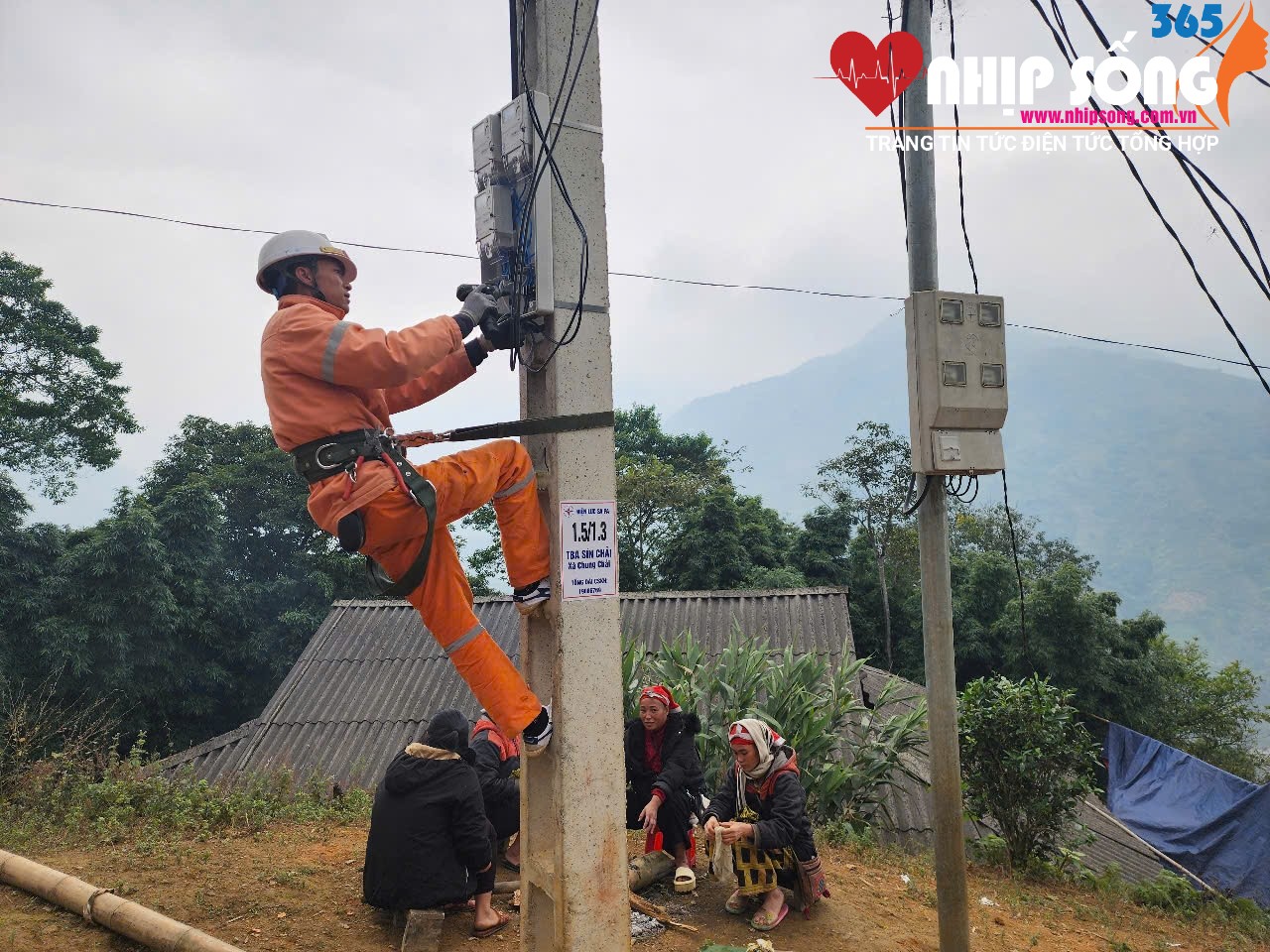 Cán bộ công nhân ngành điện lực Lào Cai vượt khó đưa điện lưới về Sín Chải