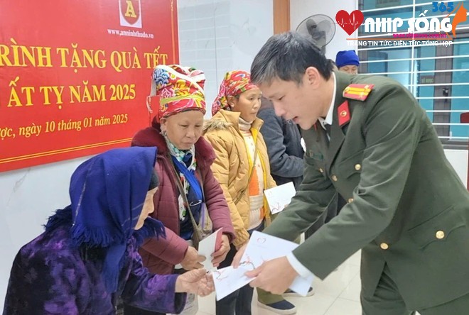 Trung tá Vũ Mạnh Hùng, Phó trưởng Ban Biên tập An ninh Thủ đô trao quà Tết cho bà con xã Bản Vược, huyện Bát Xát