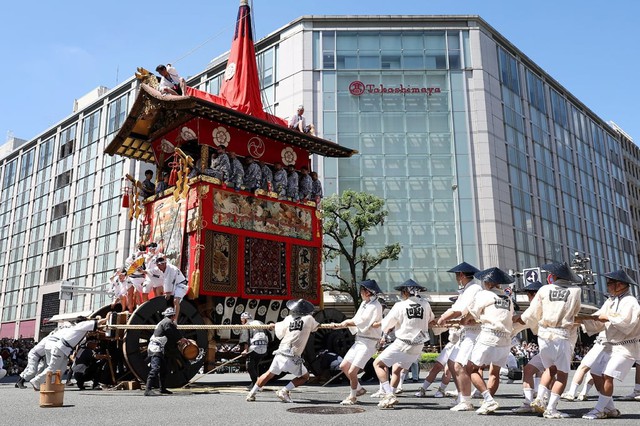 Đội kéo xe hoa khổng lồ qua các con phố trong cuộc diễu hành Yamahoko tại Lễ hội Gion ở Kyoto, Nhật Bản, năm 2023. Ảnh: AFP