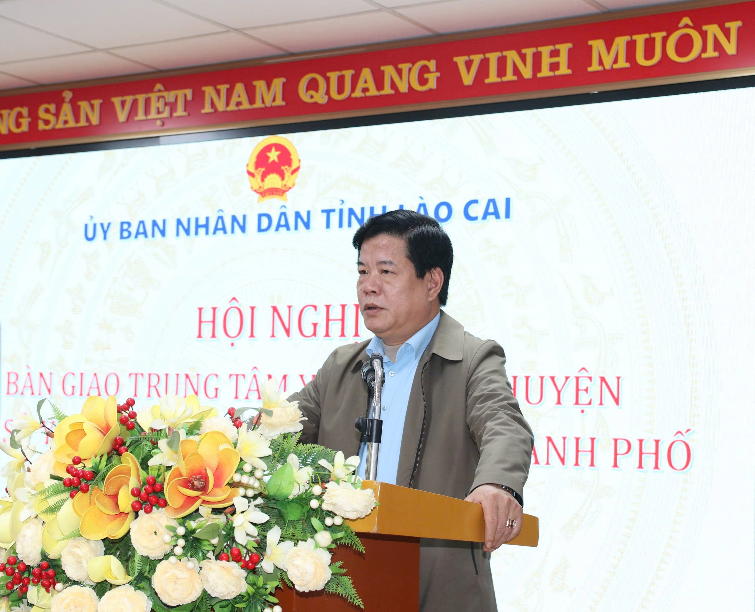 Đồng chí Hoàng Quốc Hương, Giám đốc Sở Y tế phát biểu tại hội nghị. (Ảnh Báo Lào Cai)