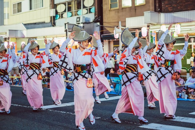 Các nghệ sĩ Nhật Bản biểu diễn trong Lễ hội khiêu vũ Awa Odori ở tỉnh Tokushima. Ảnh: Shutterstock