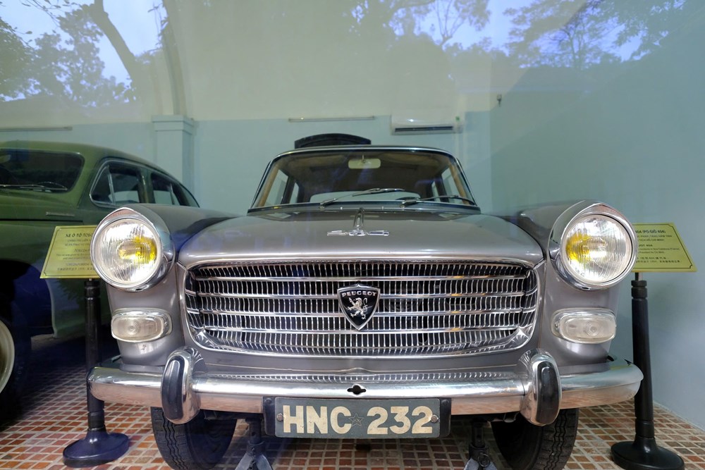 Chiếc xe Peugeot 404, biển số HNC 232, là món quà của kiều bào Việt Nam tại Tân Đảo biếu Bác vào tháng 3.1964