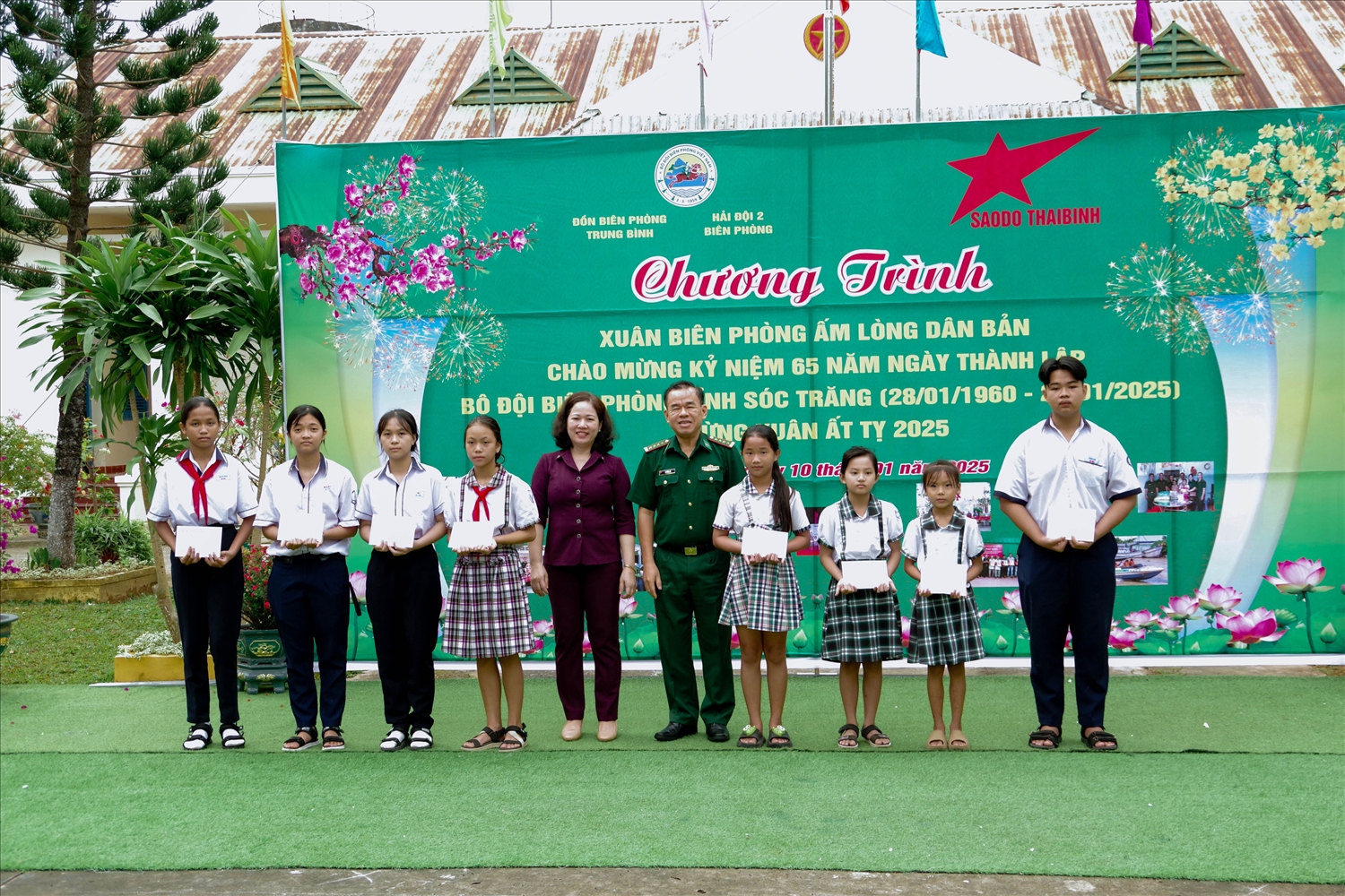 Lãnh đạo Bộ đội Biên phòng tỉnh Sóc Trăng và Huyện ủy Trần Đề trao học bổng cho các em học sinh nghèo trong chương trình “Nâng bước em tới trường” trên địa bàn khu vực biên giới biển huyện Trần Đề