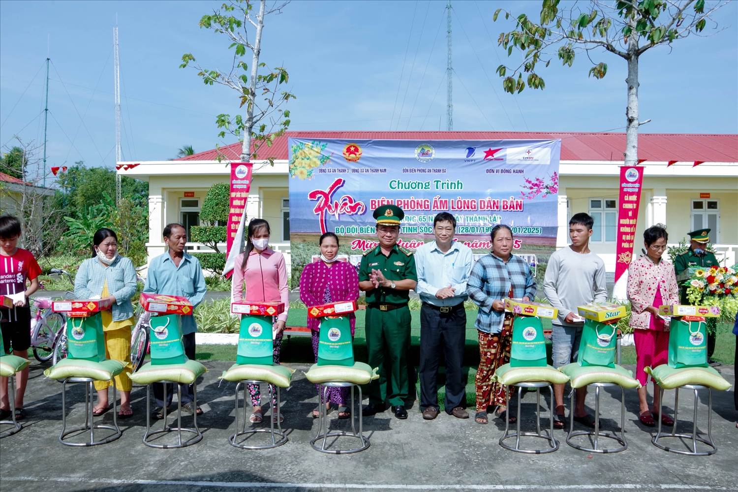 Lãnh đạo Bộ đội Biên phòng tỉnh Sóc Trăng và Huyện ủy Cù Lao Dung trao quà Tết cho các hộ gia đình có hoàn cảnh khó khăn trên địa bàn khu vực biên giới biển huyện Cù Lao Dung