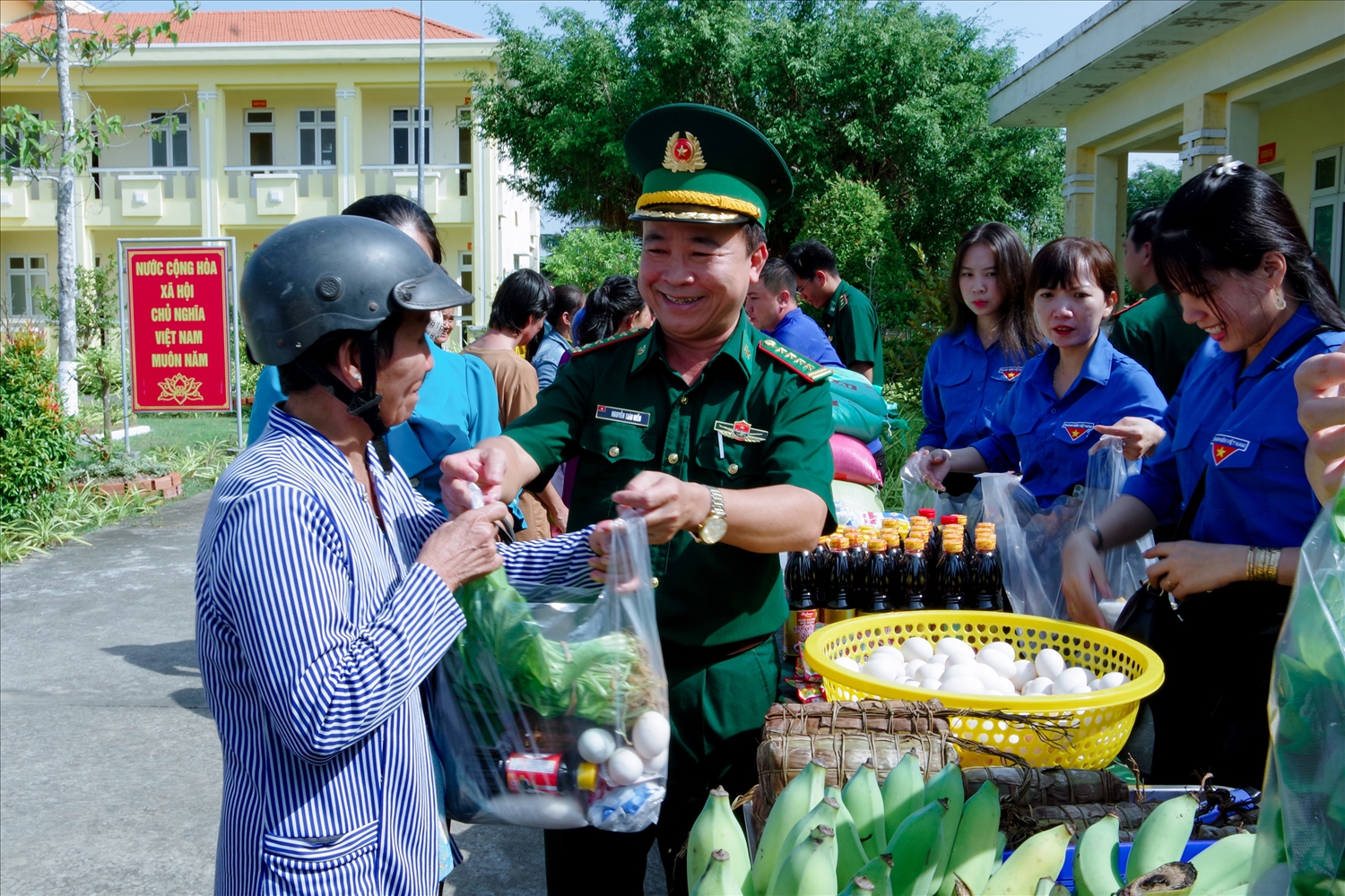 Đại tá Nguyễn Trìu Mến, Chính ủy Bộ đội Biên phòng tỉnh trao quà Tết cho người nghèo tại gian hàng 0 đồng