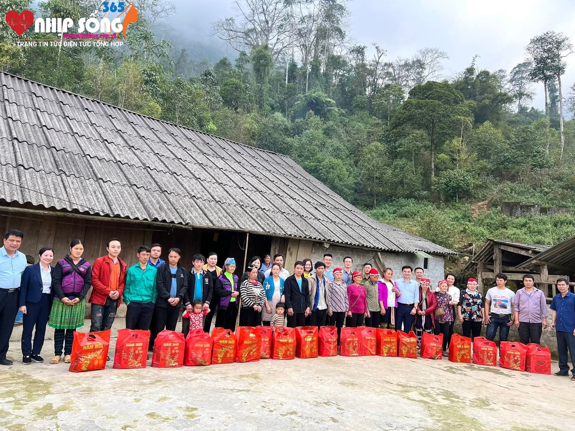 Trong dịp Tết Nguyên đán Ất Tỵ, TP Lào Cai sẽ tặng quà Tết cho 100% hộ nghèo, hộ có hoàn cảnh khó khăn trên địa bàn. 