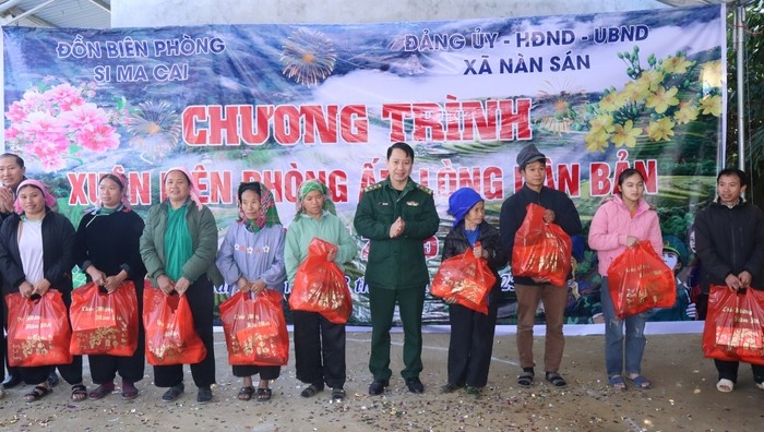 Hàng trăm suất quà Tết đã được bộ đội biên phòng Si Ma Cai trao tặng cho bà con dân bản (Ảnh Báo Lào Cai)