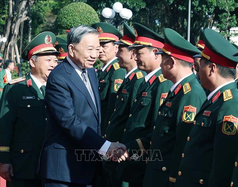 Tổng Bí thư Tô Lâm với cán bộ, chỉ huy Binh đoàn 15. Ảnh: TTXVN