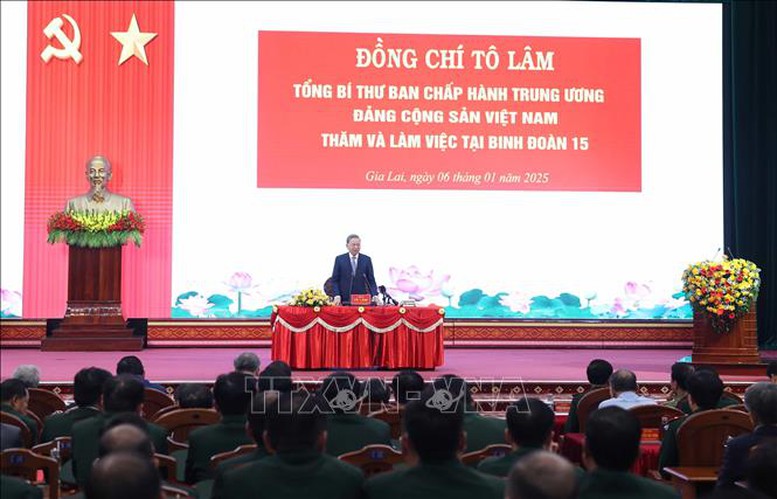 Tổng Bí thư Tô Lâm mong muốn các thế hệ cán bộ, chiến sĩ, người lao động Binh đoàn 15 sẽ đoàn kết, nỗ lực phấn đấu vươn lên, vượt qua mọi khó khăn thử thách. Ảnh: TTXVN