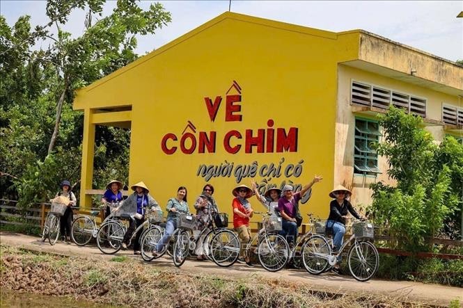 Du khách đến Cồn Chim (Châu Thành, Trà Vinh). 