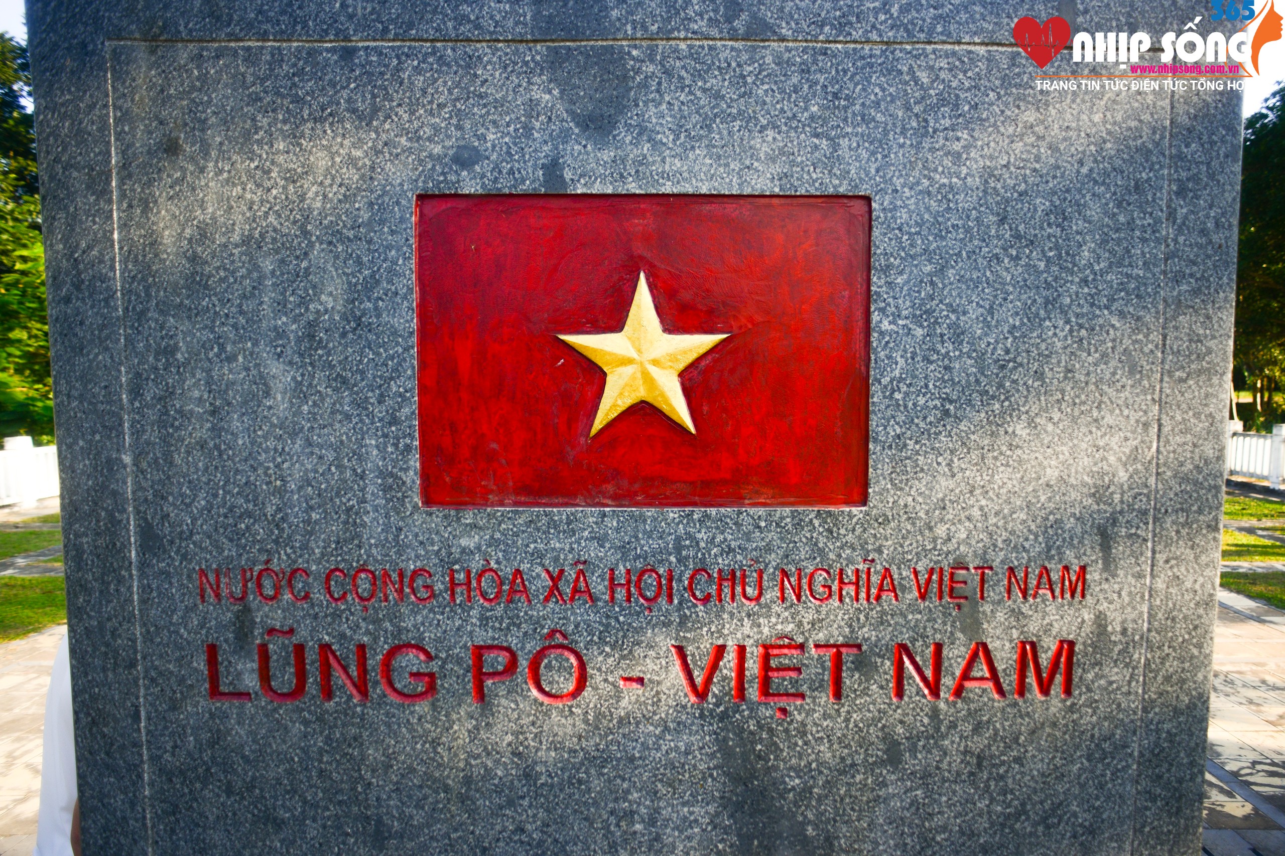 Hiện tại, cột cờ Lũng Pô đặt tại khu vực Trạm biên phòng Lũng Pô ở xã A Mú Sung (Bát Xát, Lào Cai), công trình được khởi công xây dựng vào ngày 26/3/2016 và hoàn thành ngày 16/12/2017.