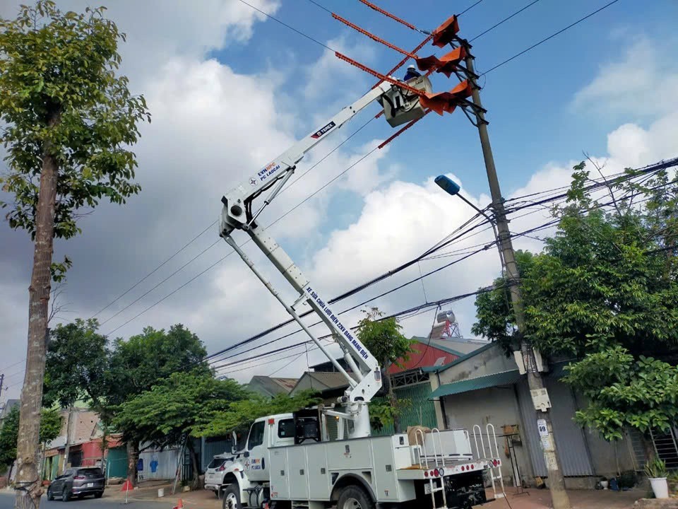 Công ty Điện lực Lào Cai sửa chữa, bảo dưỡng đường dây lưới điện. (Ảnh Báo Lào Cai)