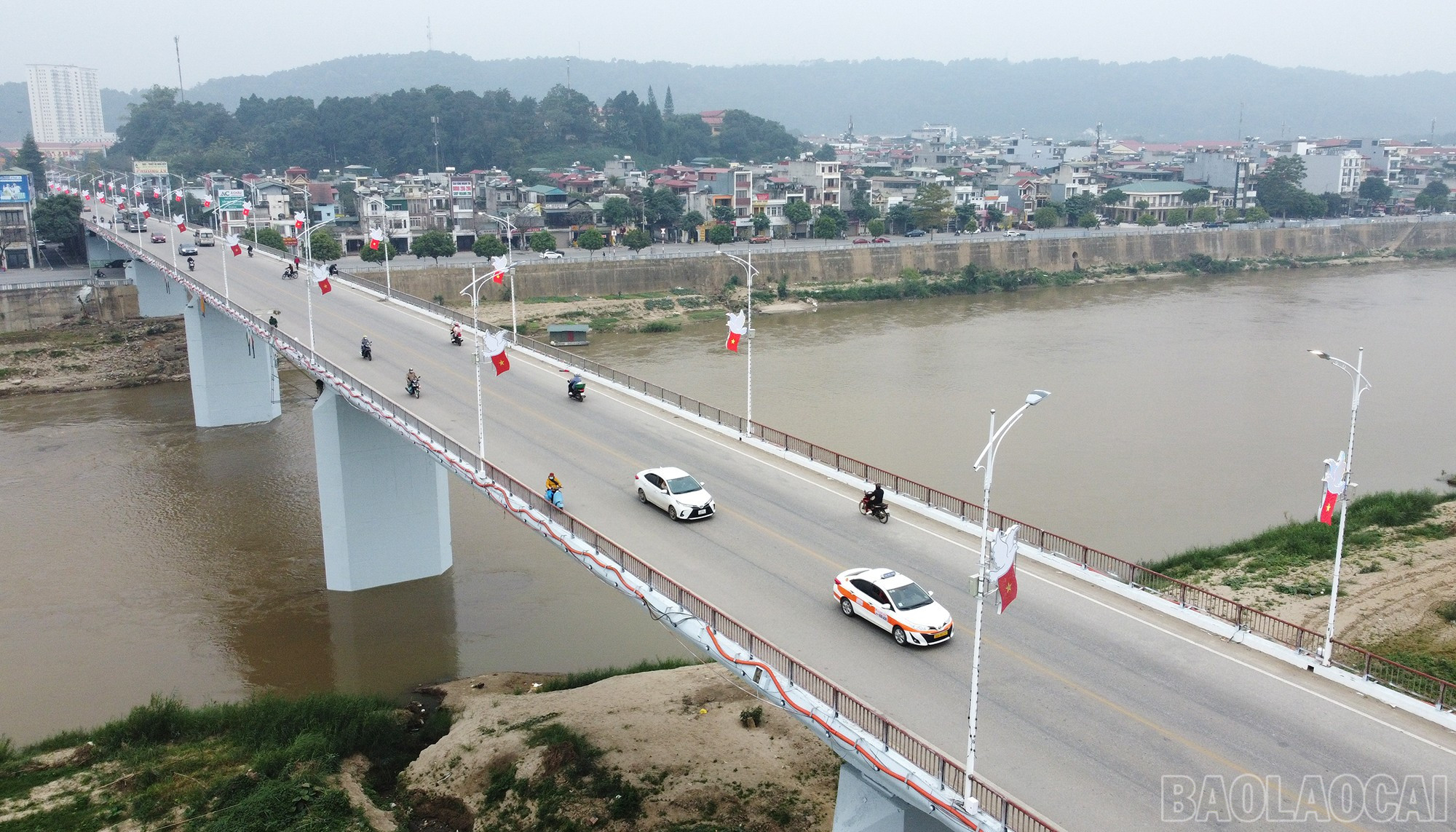 Đơn vị thi công đang đẩy nhanh tiến độ để hoàn thành trước dịp tết Nguyên đán. (Ảnh Báo Lào Cai)