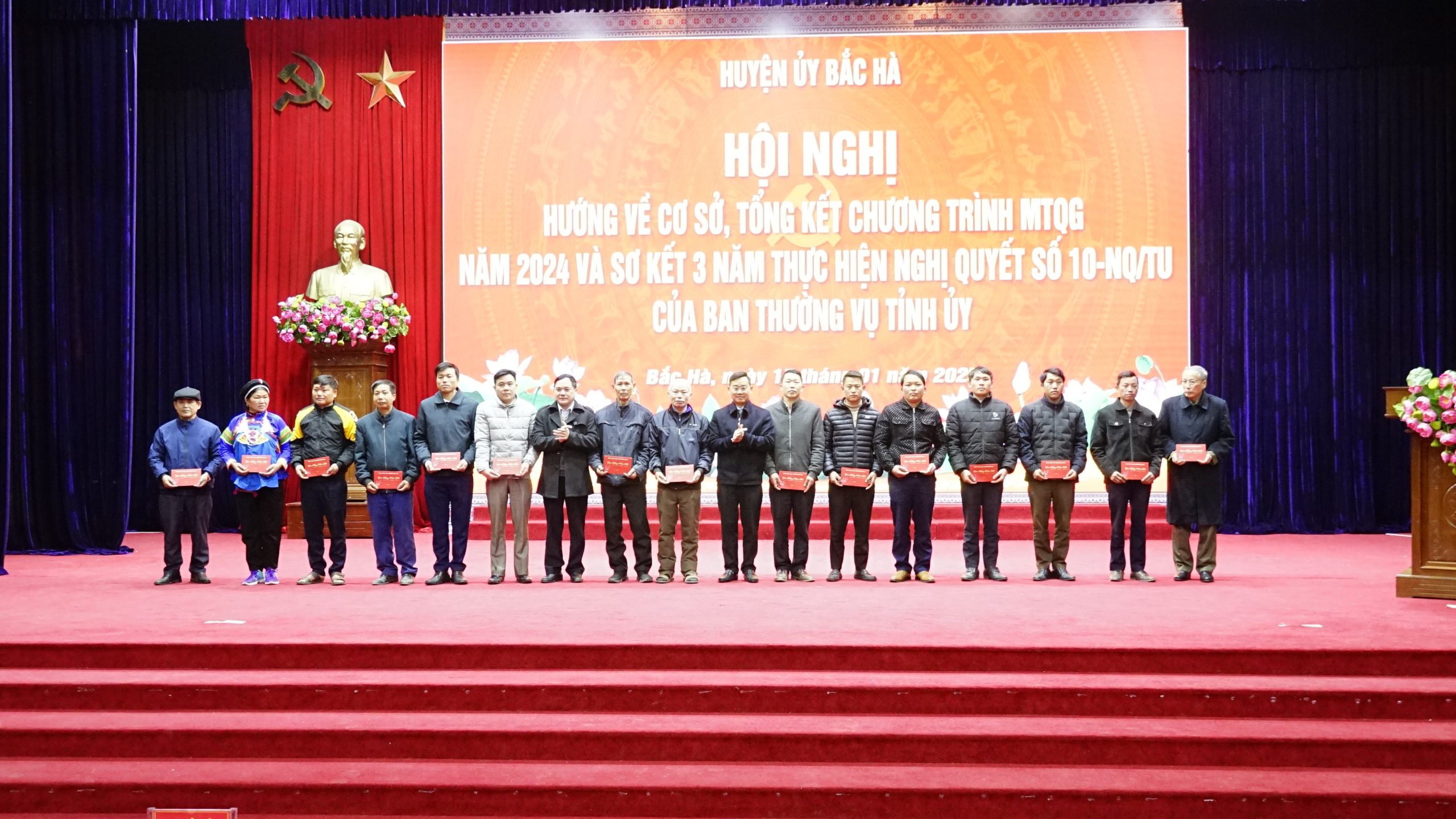 Gần 100 bí thư chi bộ, trưởng thôn và người có uy tín tại các địa phương cũng được biểu dương và nhận quà Tết (Ảnh Báo Lào Cai)