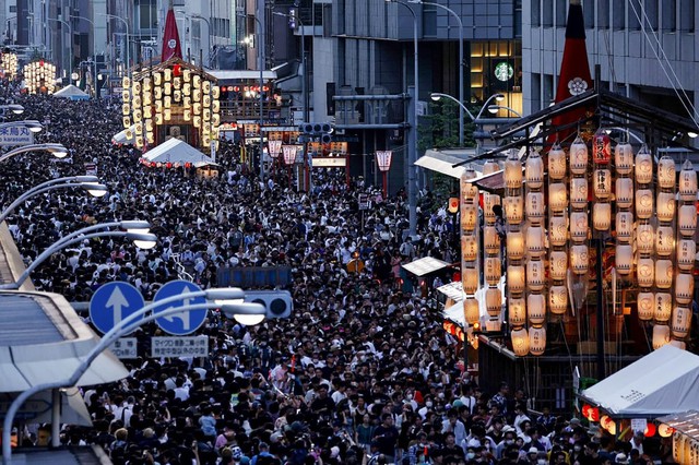 Hàng nghìn người tham dự Lễ hội Gion năm 2023. Ảnh: AFP