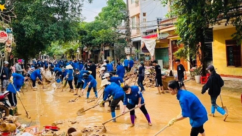 Thanh niên tình nguyện Yên Bái tham gia vệ sinh môi trường tại thành phố Yên Bái sau khi báo chão số 3 đi qua (Ảnh Báo Lào Cai)