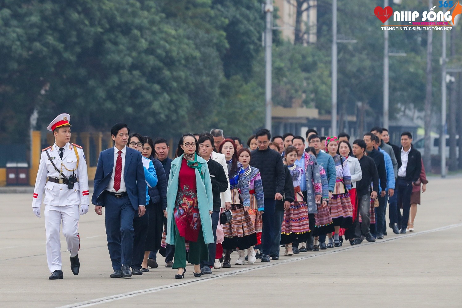 Đại diện người dân thôn Kho Vàng, xã Cốc Lầu xúc động khi được vào Lăng viếng Chủ tịch Hồ Chí Minh.