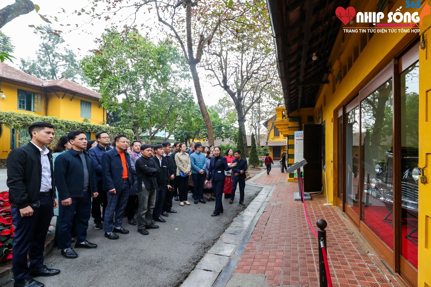 Đoàn đại biểu nghe hướng dẫn viên kể về cuộc đời và những kỷ vật của Bác Hồ.