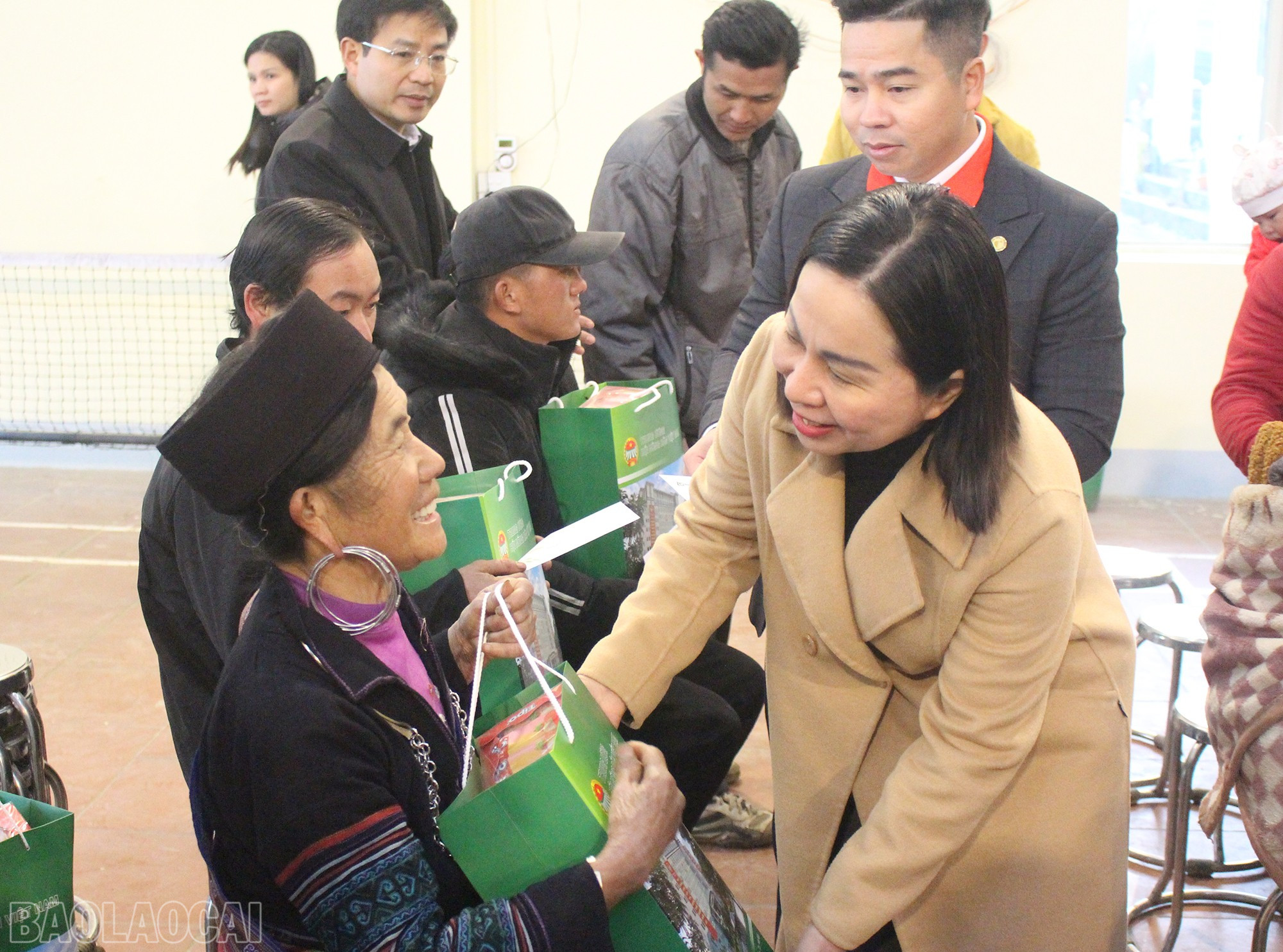 Các đồng chí lãnh đạo Trung ương Hội Nông dân Việt Nam và tỉnh Lào Cai trao quà cho người dân. (Ảnh Báo Lào Cai)