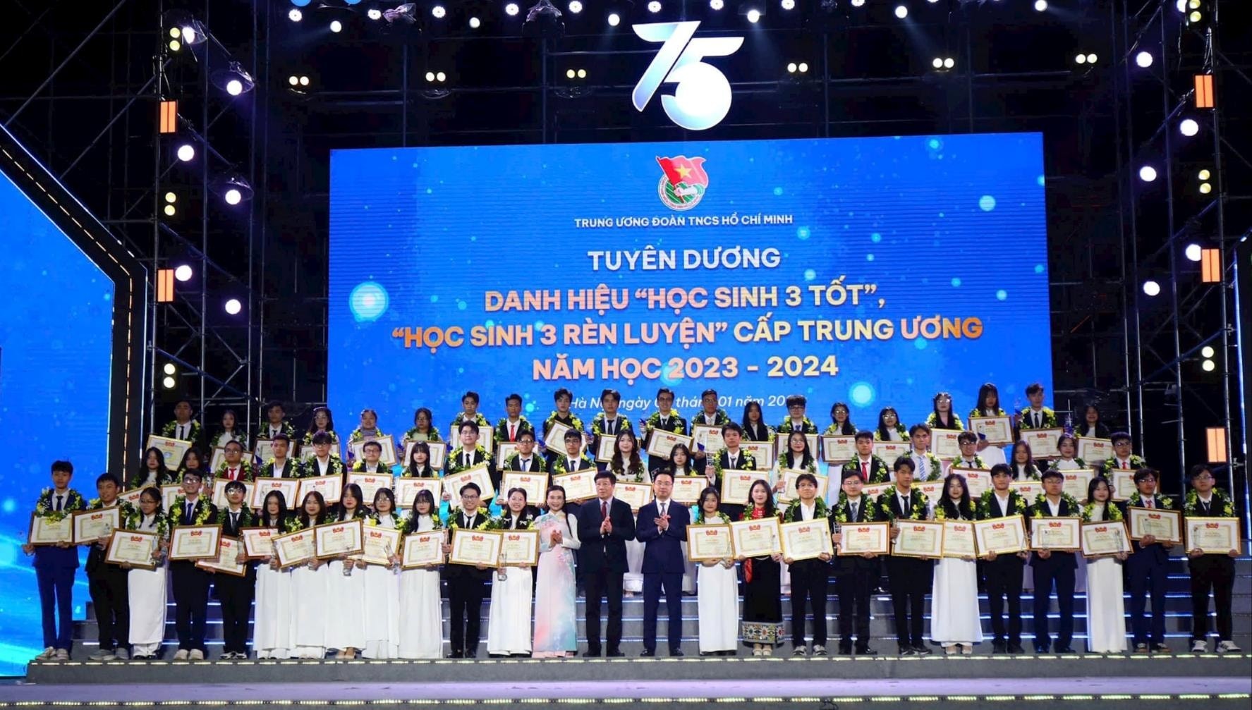 Lễ tuyên dương danh hiệu “Sinh viên 5 tốt”, “Học sinh 3 tốt”, “Học sinh 3 rèn luyện” cấp Trung ương và trao giải thưởng “Sao Tháng Giêng” năm 2024 (Ảnh Báo Lào Cai)