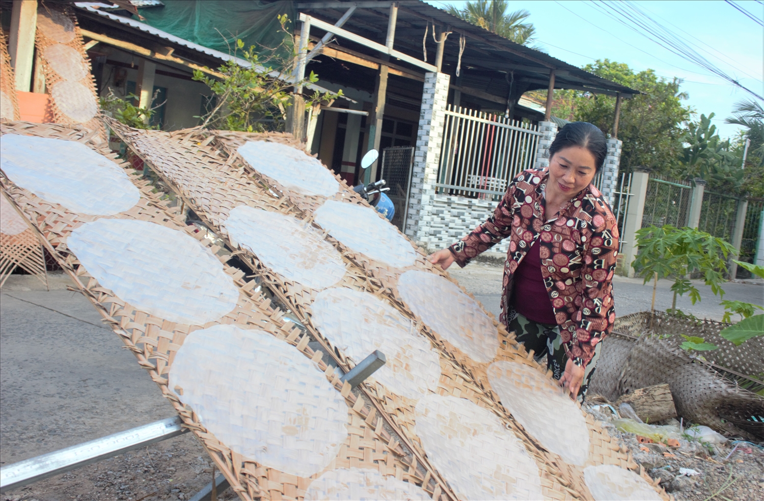 Để phục vụ bánh tráng Tết Nguyên đán, từ tháng 11 Âm lịch cơ sở bánh tráng của bà Trần Thị Yến đã bắt đầu bận rộn