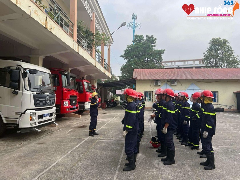 Lực lượng PCCC và CNCH luôn sẵn sàng triển khai lực lượng khi cần triển khai chữa cháy, cứu hộ, cứu nạn.